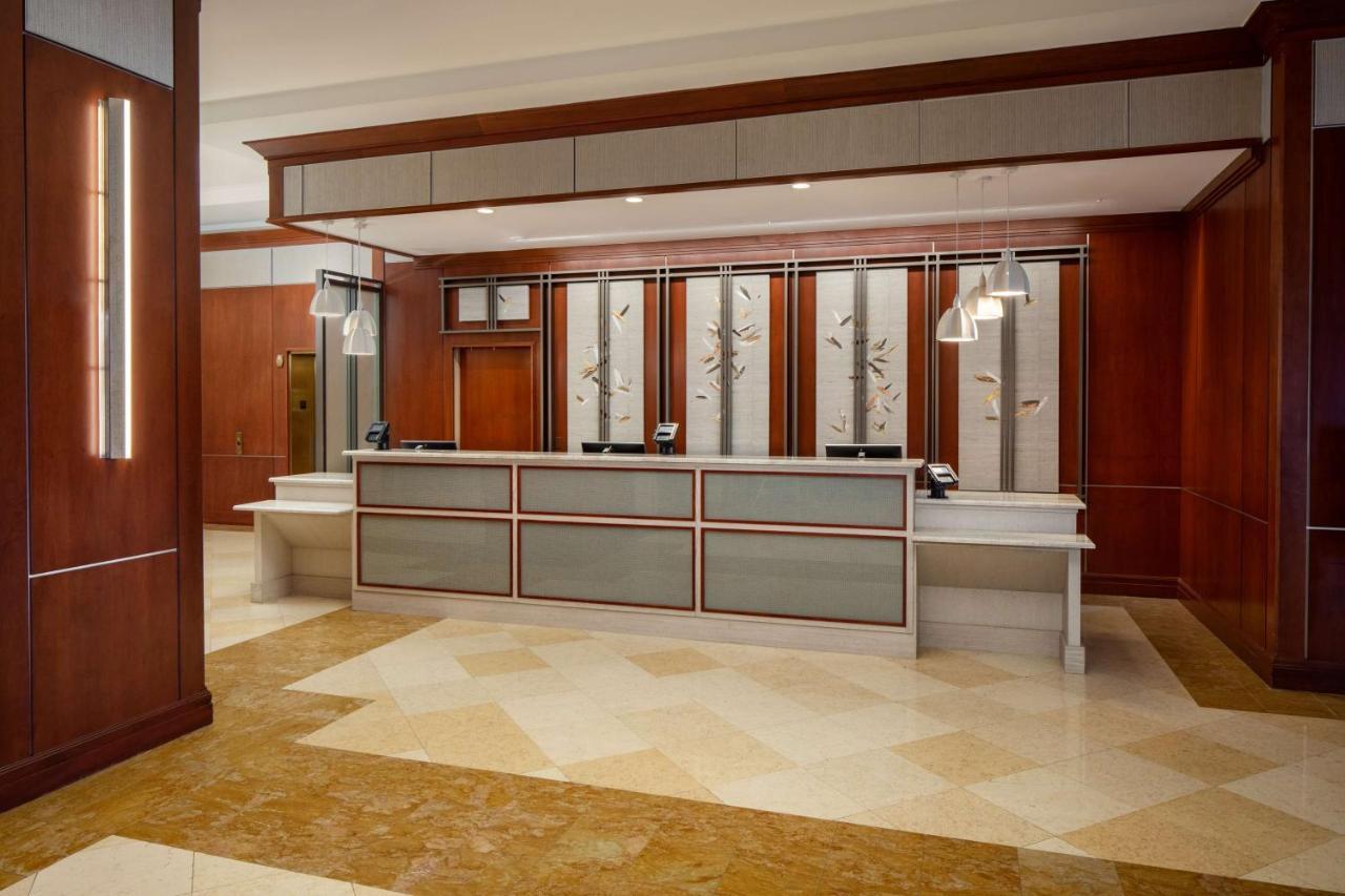 Отель Hilton St. Petersburg Carillon Park Экстерьер фото
