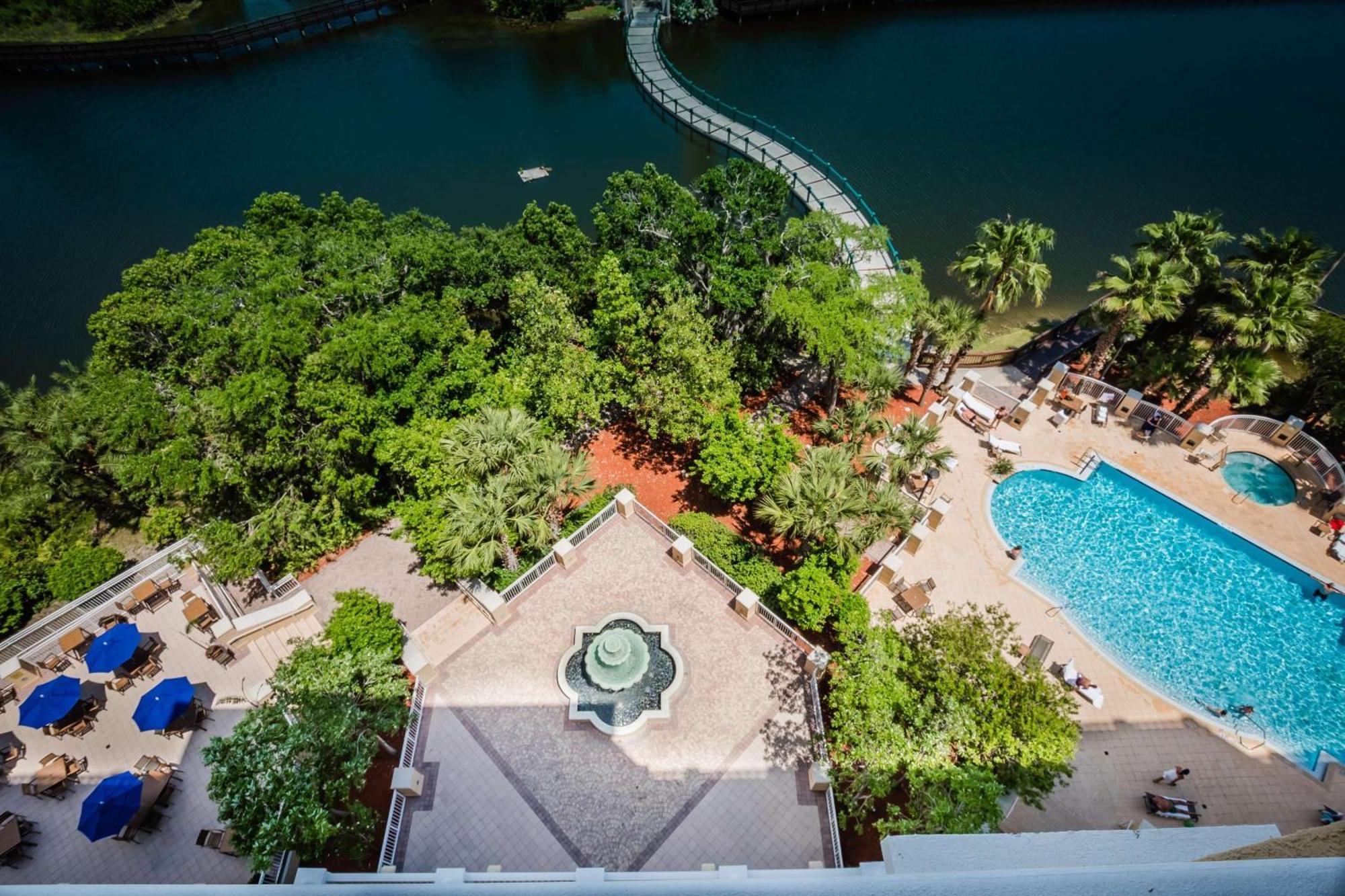 Отель Hilton St. Petersburg Carillon Park Экстерьер фото